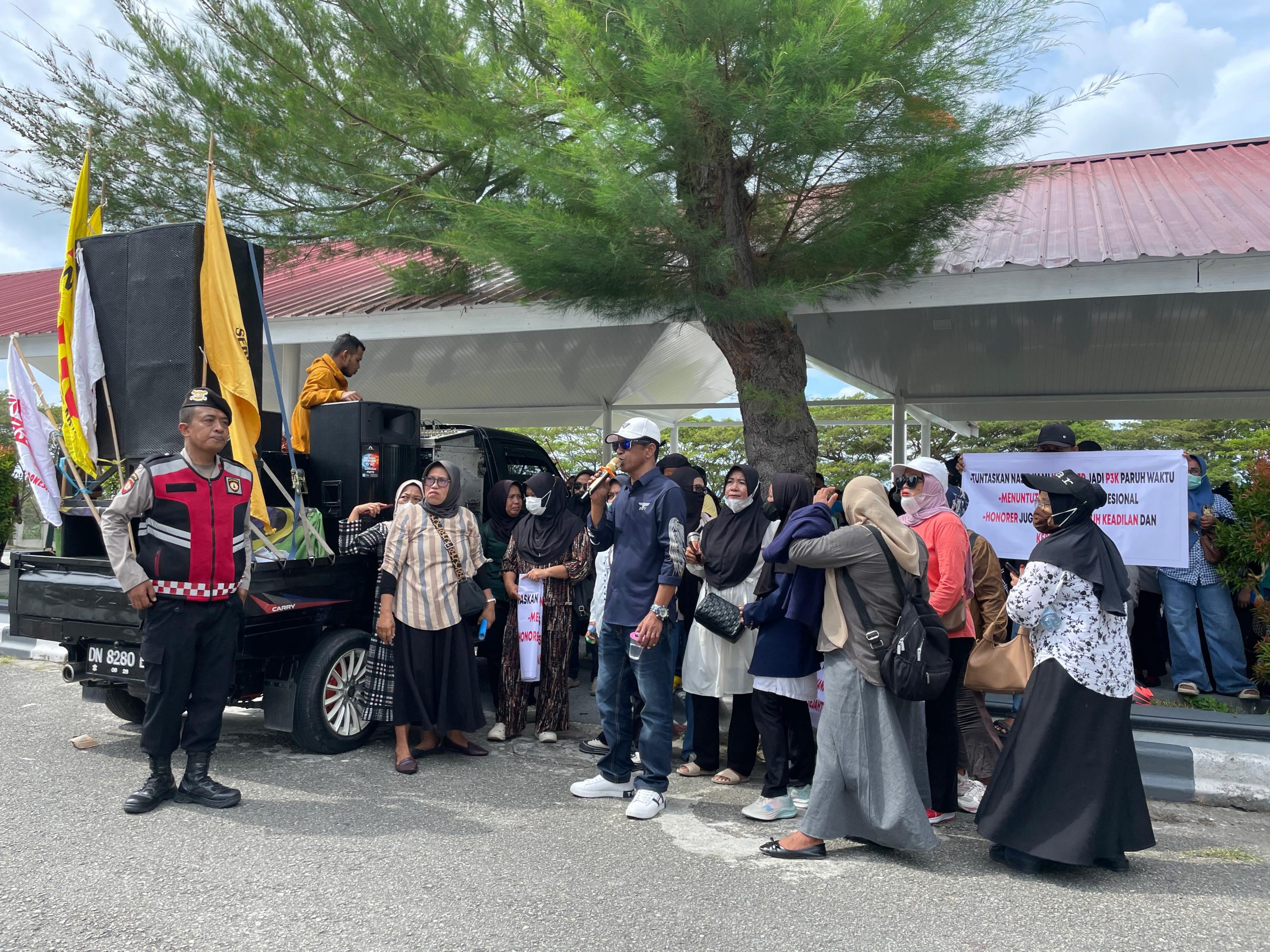 Ratusan Honorer Donggala Demo di Kantor Bupati, Tuntut Status dan Gaji 3 Bulan