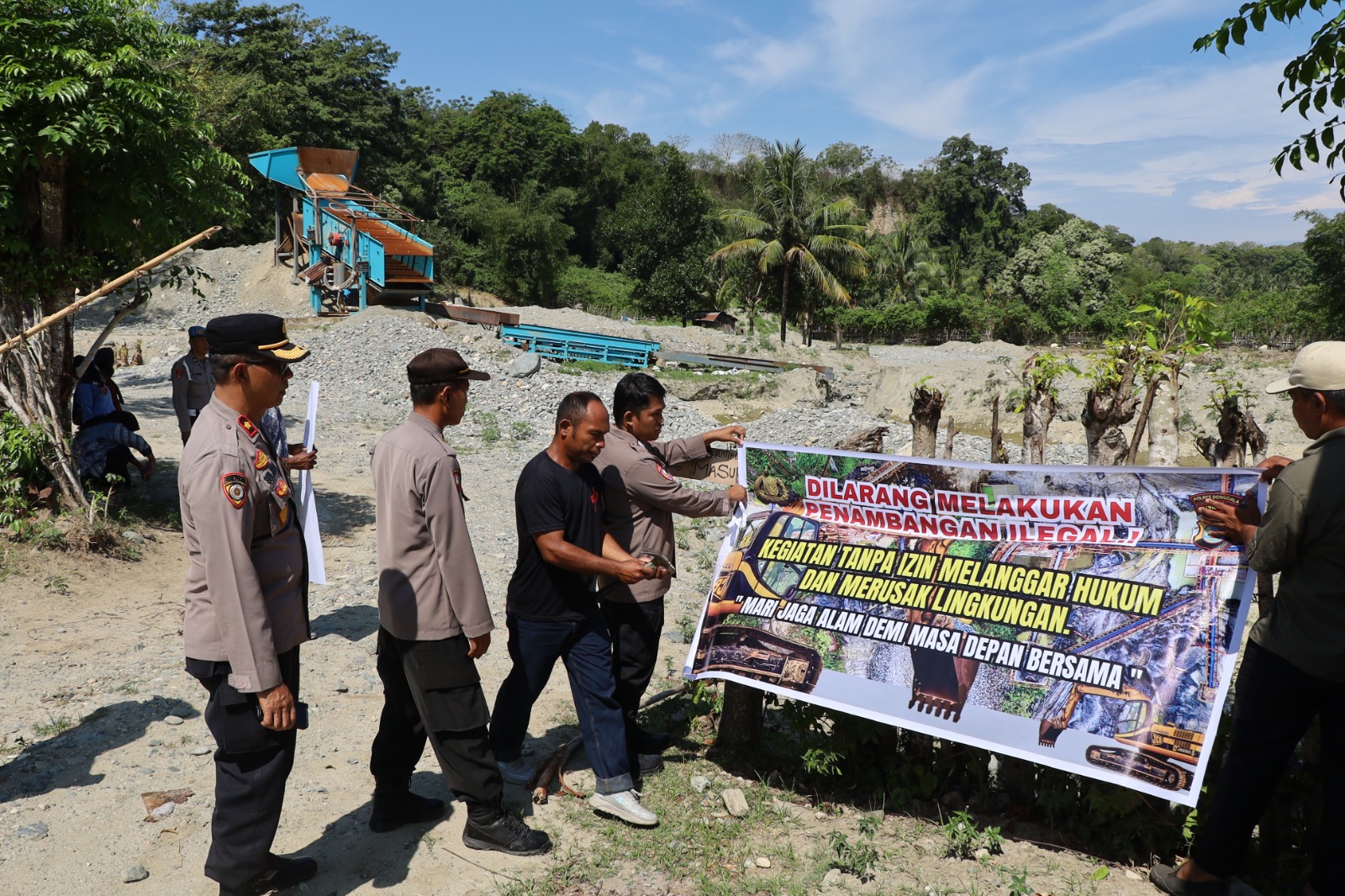 Penertiban PETI di Donggala, Polres Donggala Pasang Spanduk Larangan di Sejumlah Desa