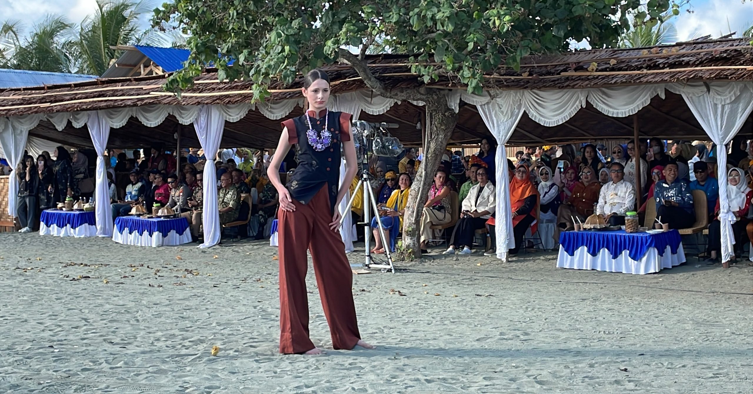 Warga Padati Festival Buya Subi di Donggala, Tenun Khas Towale Dipromosikan ke Dunia